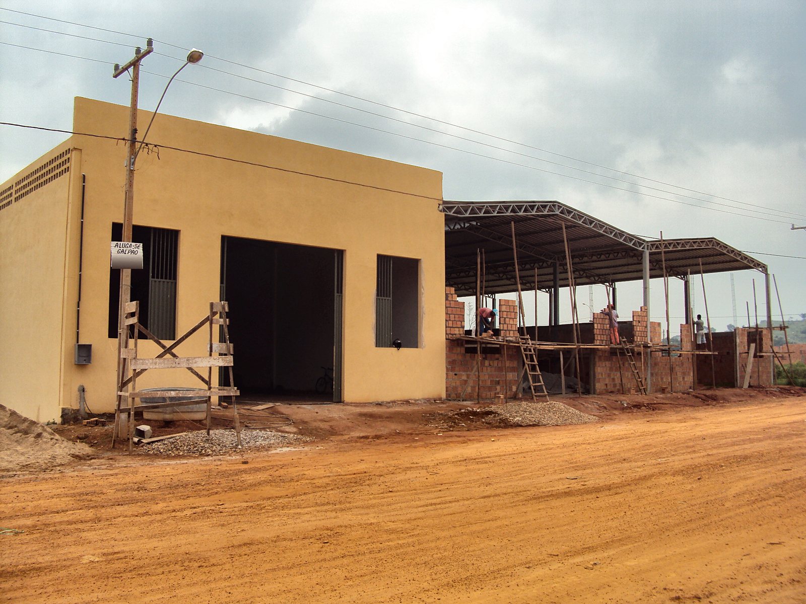 Primeira unidade pronta para locação e a próxima já em obra