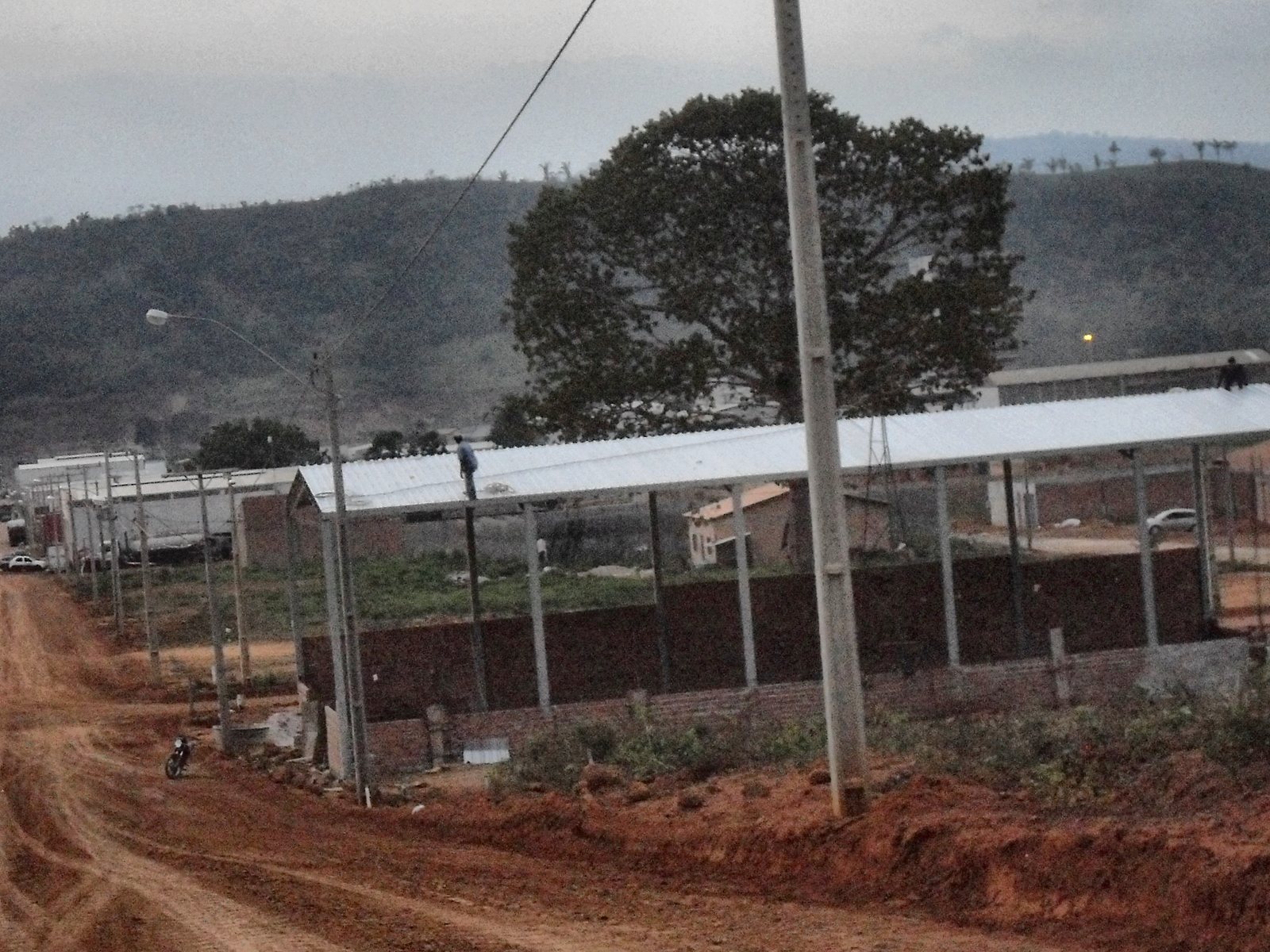 Montagem da cobertura, num bairro que hoje é um dos principais da cidade.