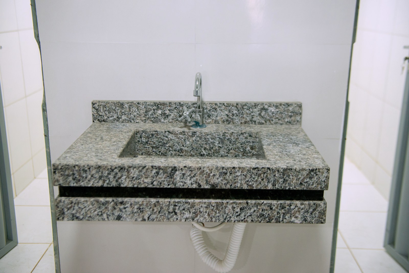 Lavatório com bancada de granito