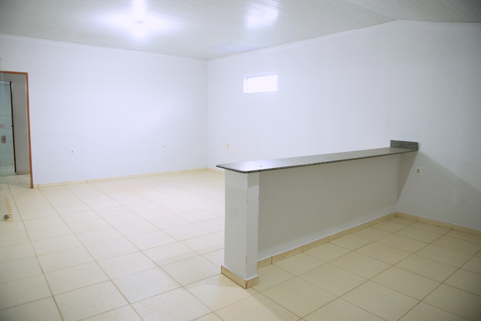 Sala do mezanino com bancada