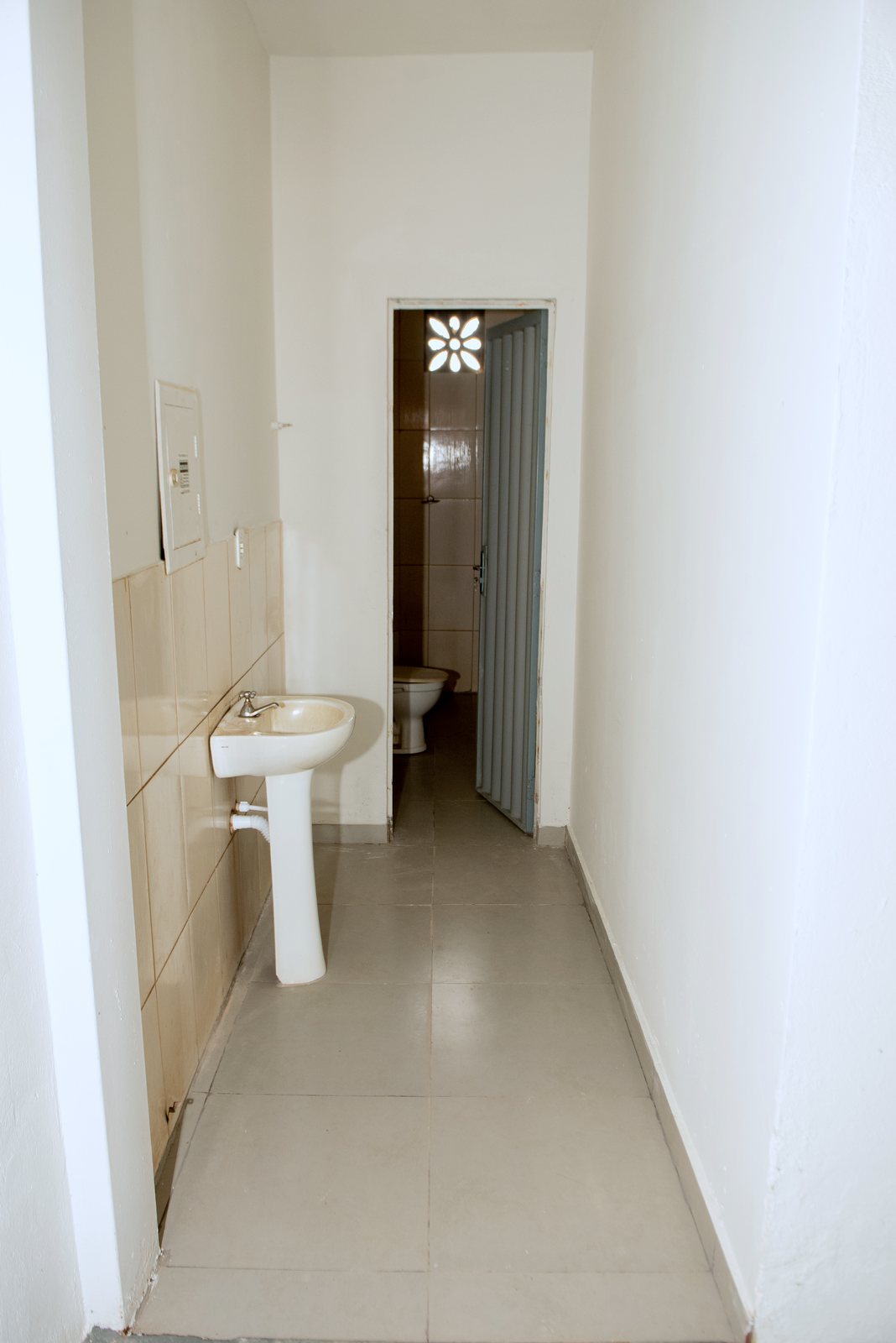 Corredor com lavatório