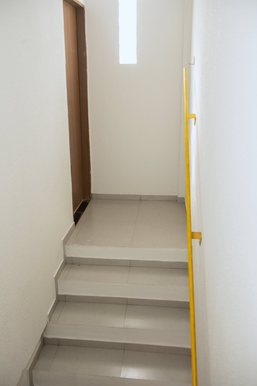 Escada com corrimão para o pavimento superior