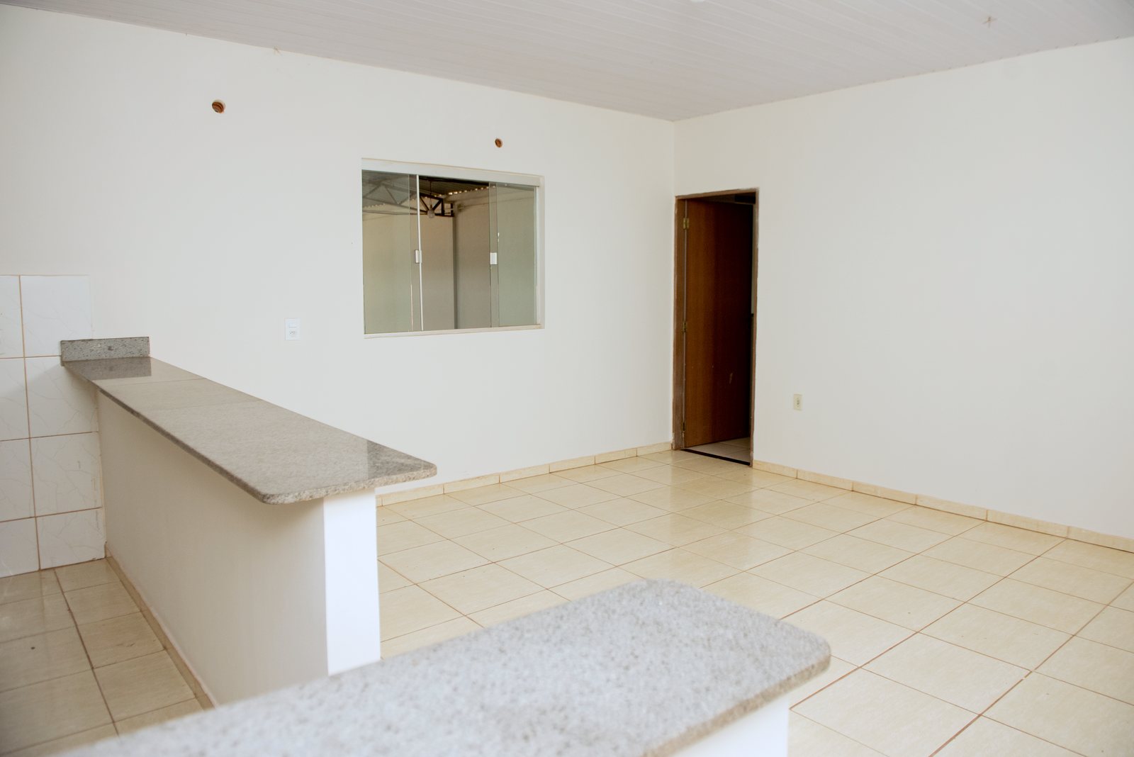 Sala do pavimento superior com janela