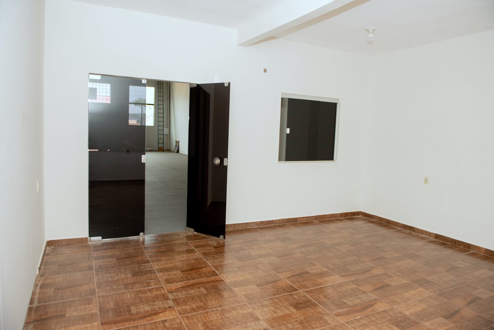 Sala do térreo com porta de vidro