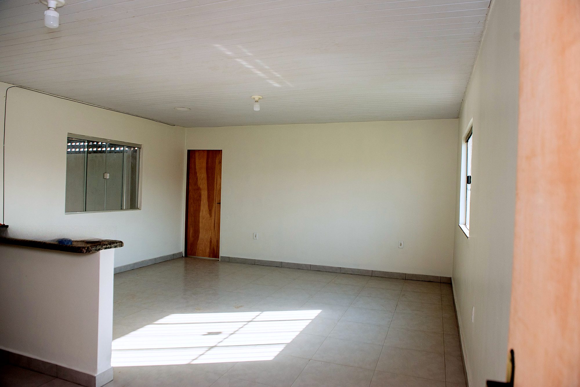 Pavimento superior com sala ampla, bancada e forro em PVC