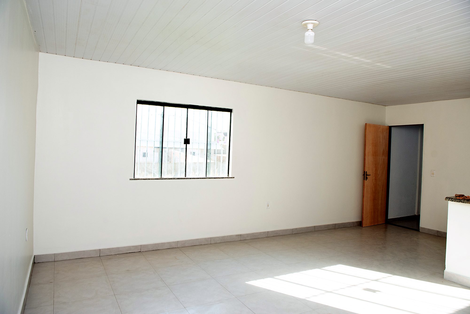 Sala do pavimento superior com janela