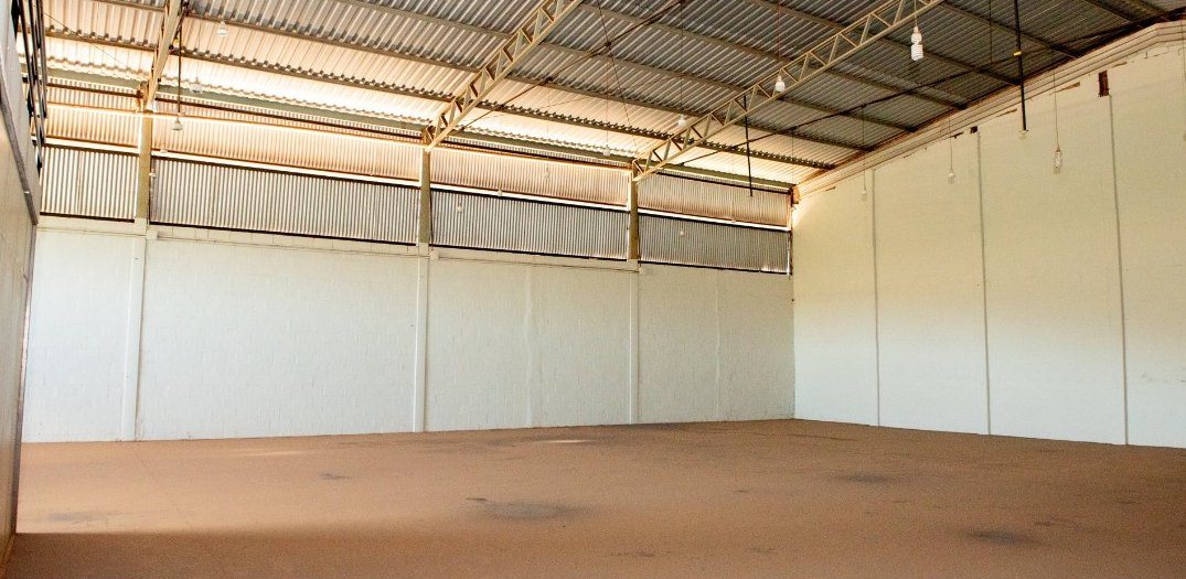 Lateral do galpão com sheds de ventilação