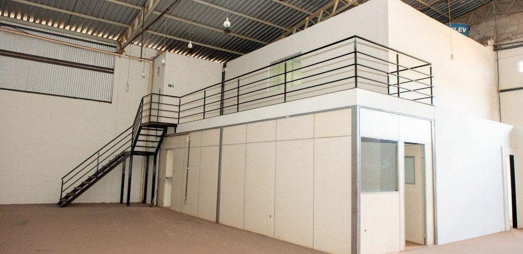 Escada e mezanino do bloco administrativo dentro do galpão
