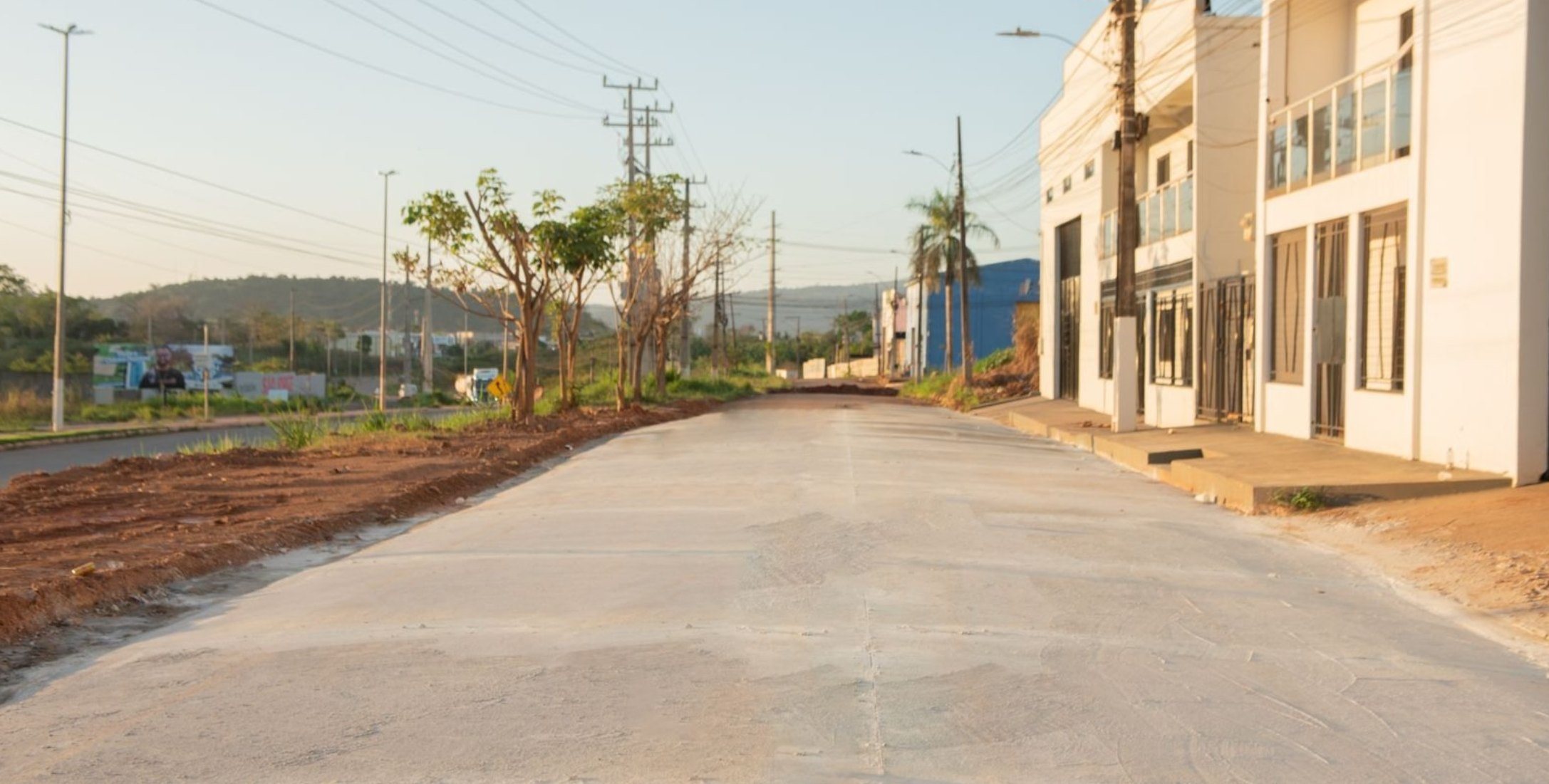 Rua concretada em frente aos galpões