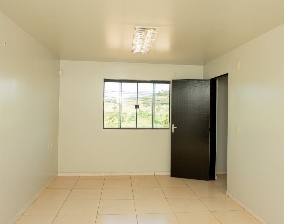 Sala do piso superior com janela
