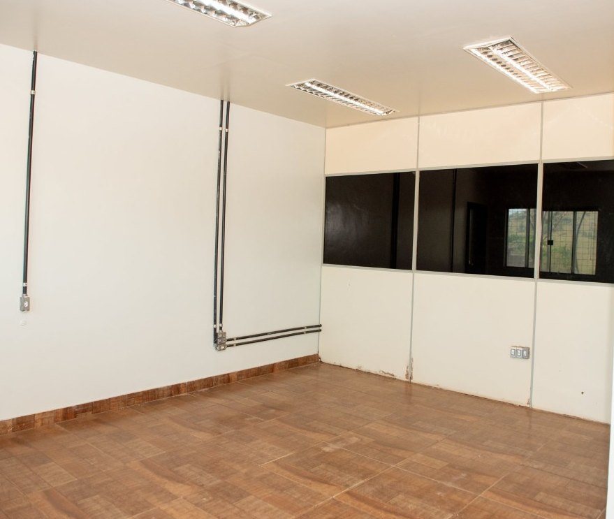 Sala do escritório térreo com janela