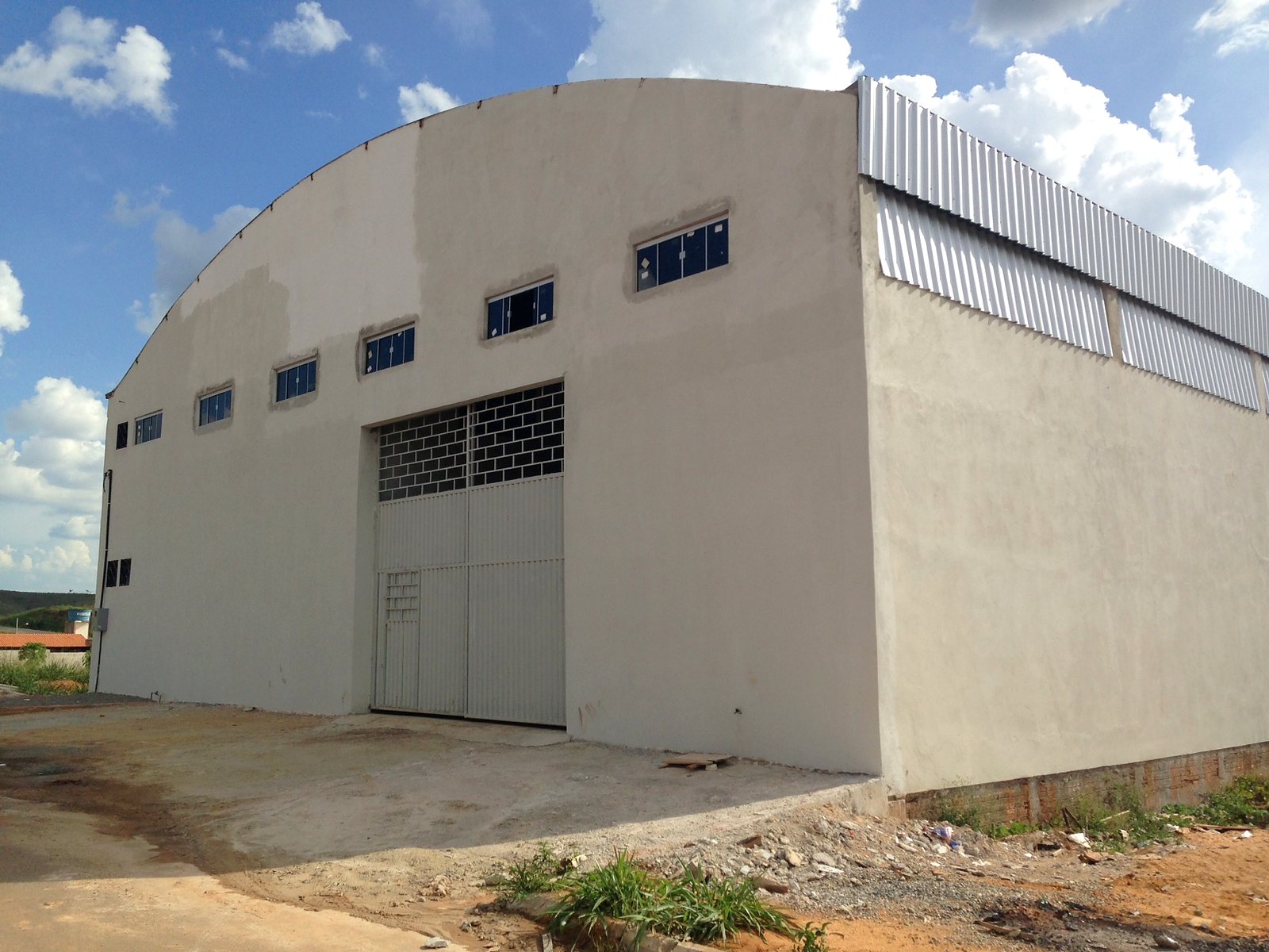 Fachada do Galpão 9 com cobertura em arco e portão