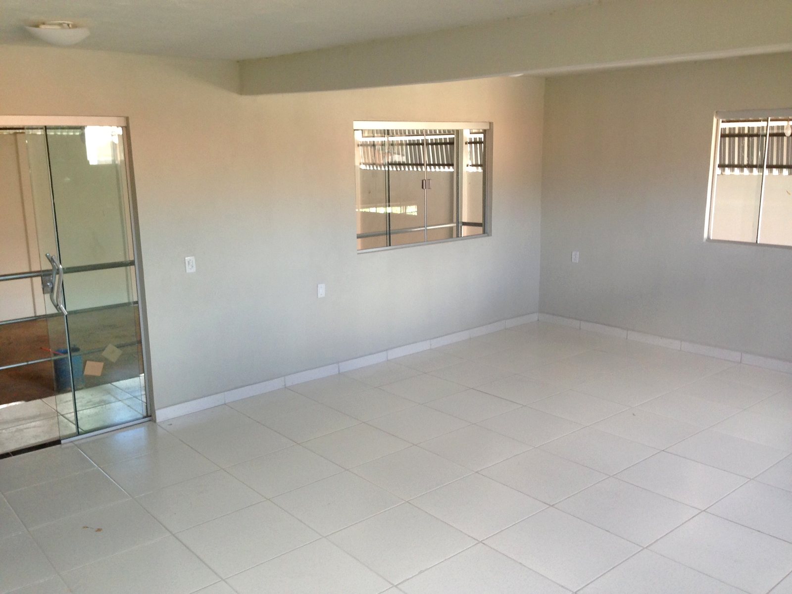 Sala do pavimento superior com janelas