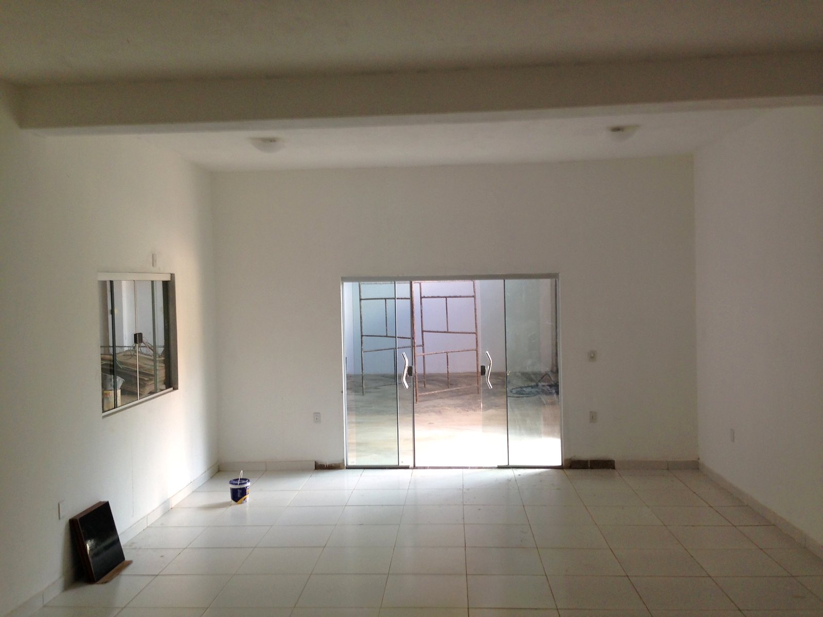 Sala do térreo com porta de vidro
