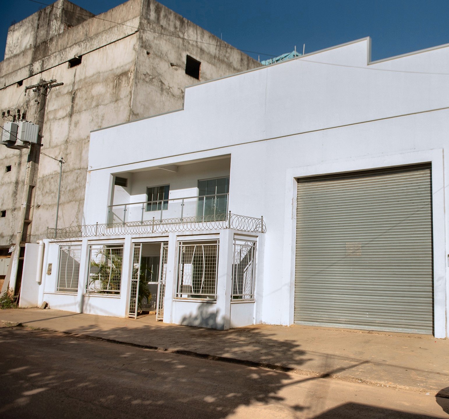 Fachada do Galpão 11 com recepção, sacada e portão de enrolar