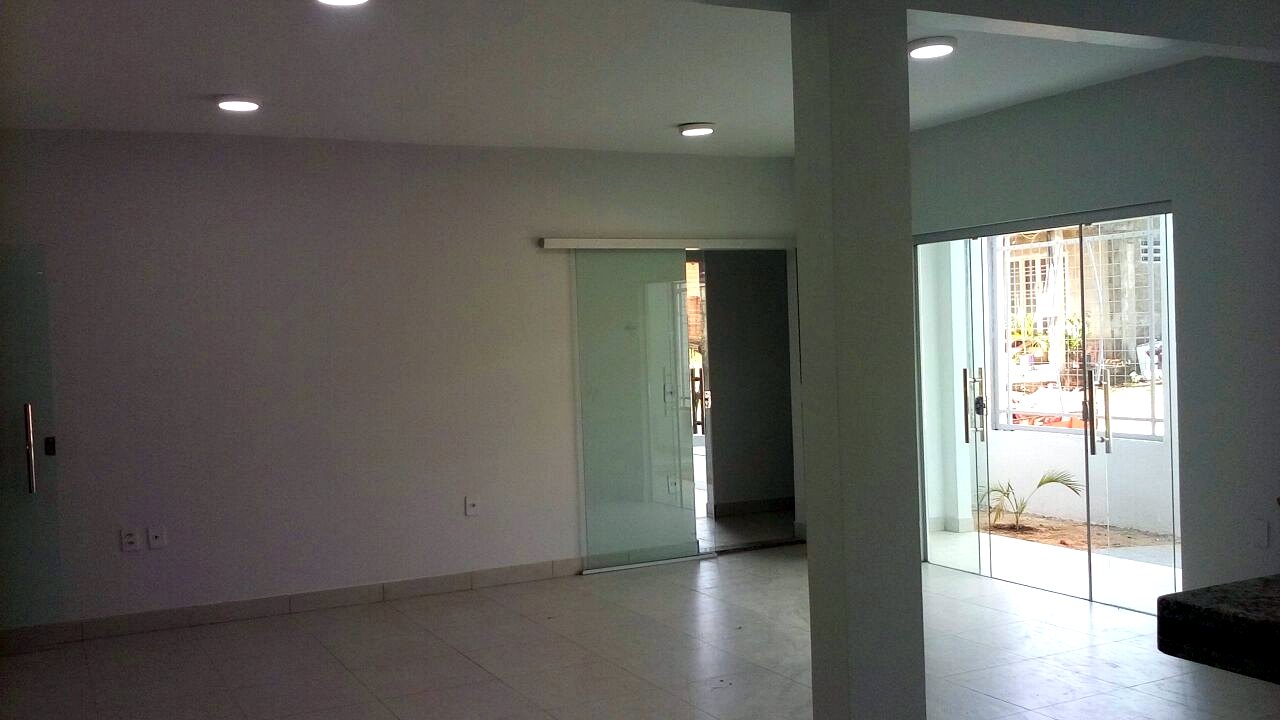 Sala ampla com portas de vidro