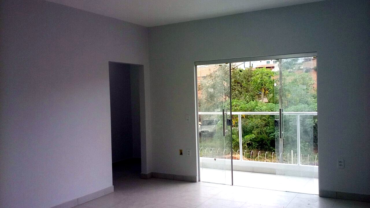 Sala do pavimento superior com acesso à sacada