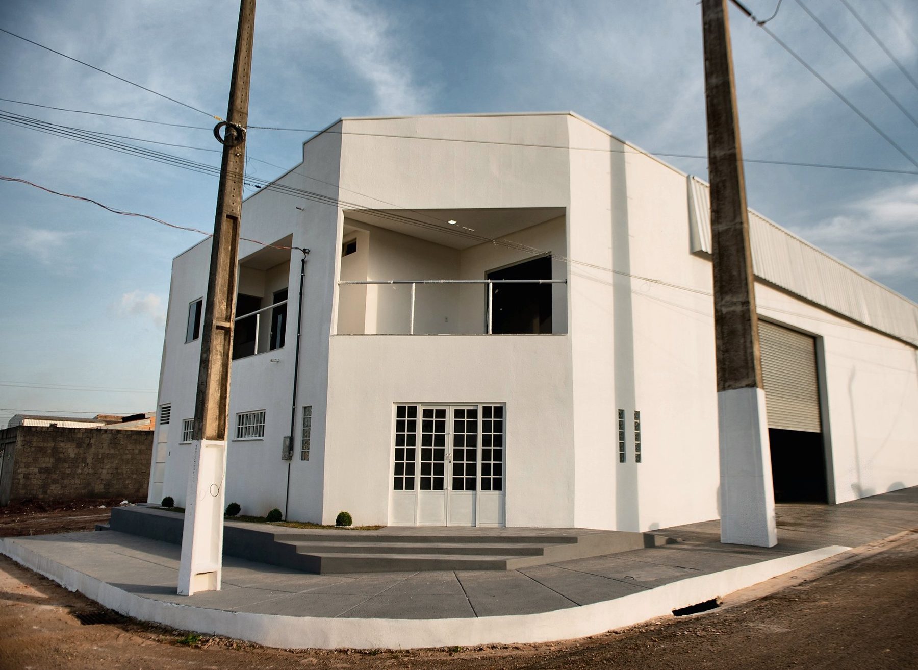 Fachada de esquina do Galpão 13 ao fim da tarde