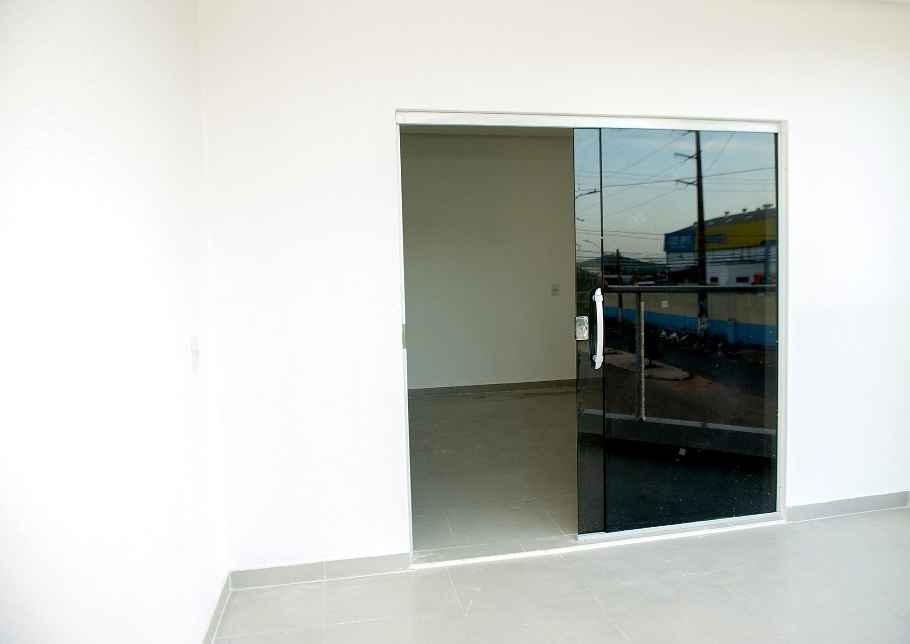 Sala com porta de vidro