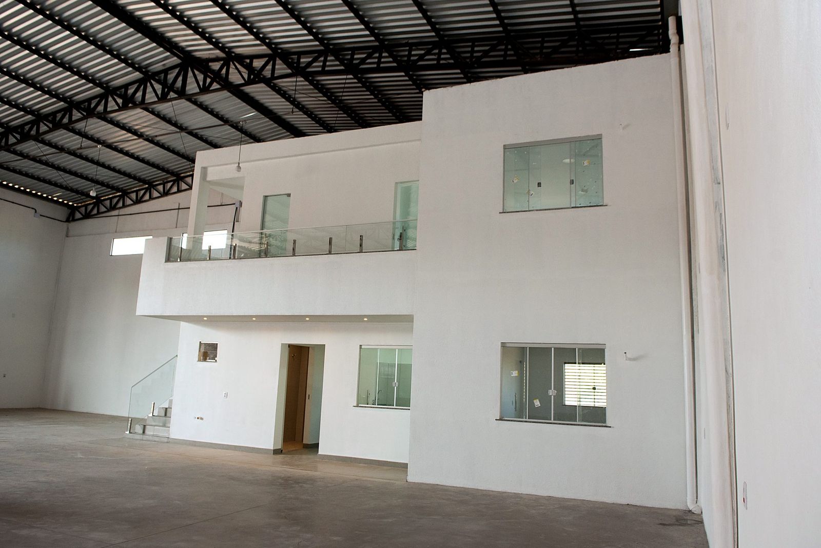Bloco administrativo em dois pavimentos integrado ao galpão