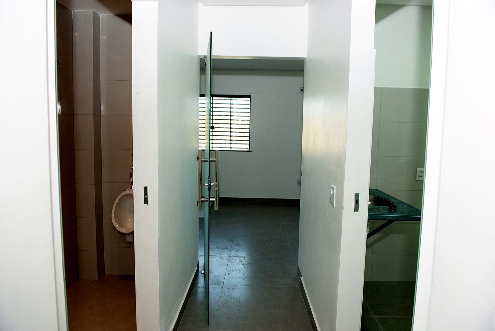 Corredor de acesso aos banheiros e à copa
