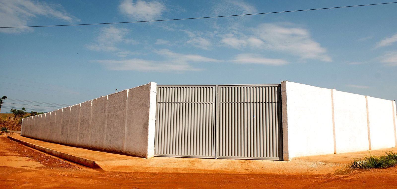 Muro e portão de acesso ao pátio do Galpão 15