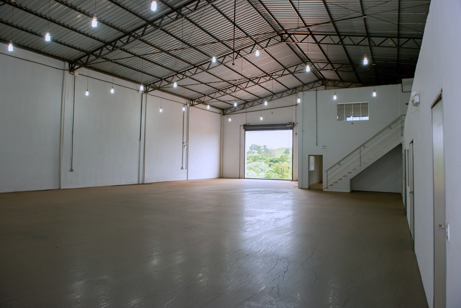 Open span of Warehouse 10 with the mezzanine staircase and a window at the back