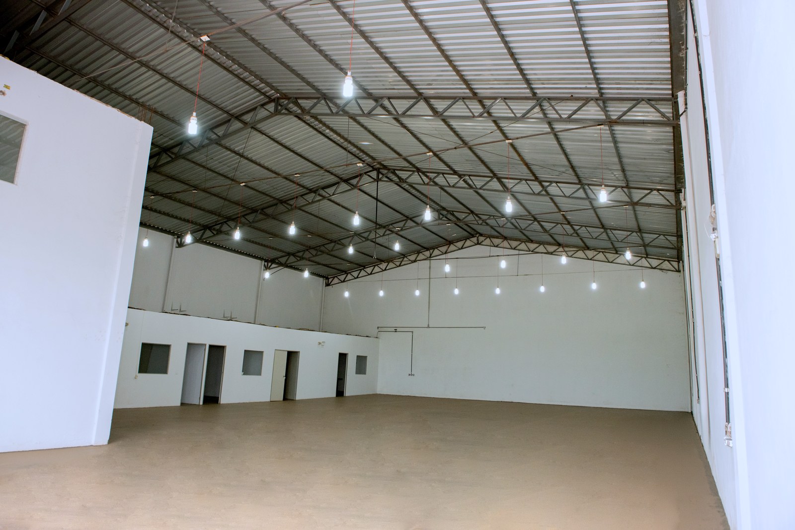 Open span of Warehouse 10 with rooms under the mezzanine