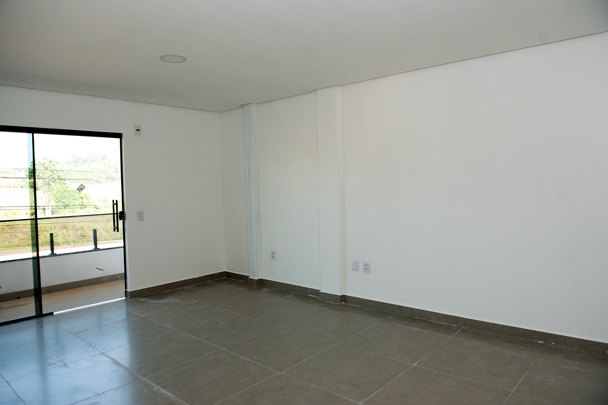 Sala administrativa com sacada