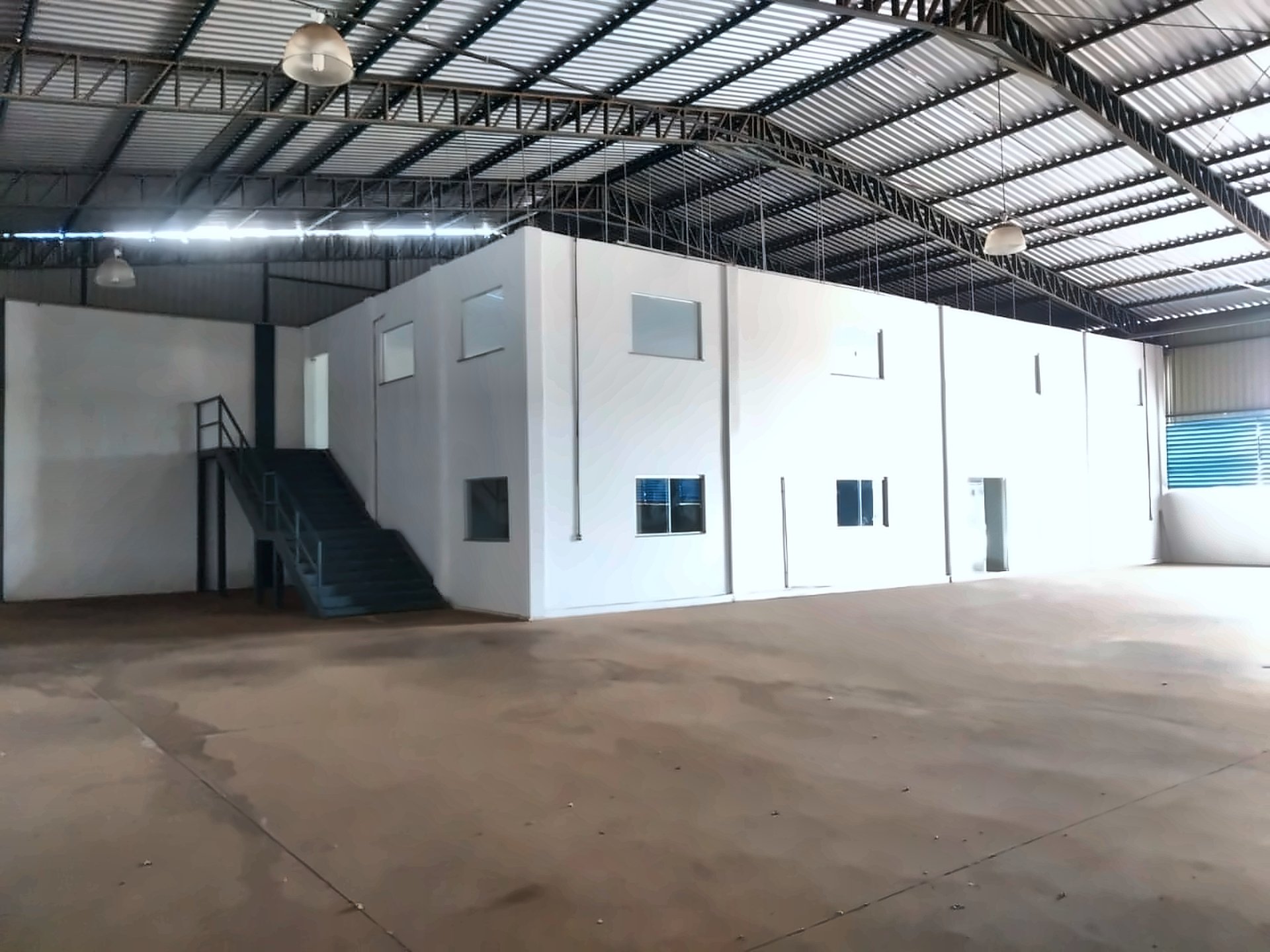 Galpão com escritórios construído pela PHNoronha